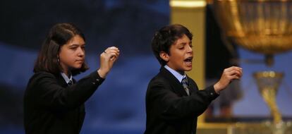 Ni&ntilde;os de San Ildefonso cantando uno de los premios durante el sorteo de la loter&iacute;a de Navidad.