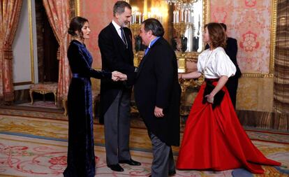 El rey Felipe VI y la reina Letizia durante la recepción del cuerpo diplomático acreditado en España en el salón de Gasparini del Palacio Real de Madrid.