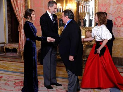 El rey Felipe VI y la reina Letizia durante la recepción del cuerpo diplomático acreditado en España en el salón de Gasparini del Palacio Real de Madrid.