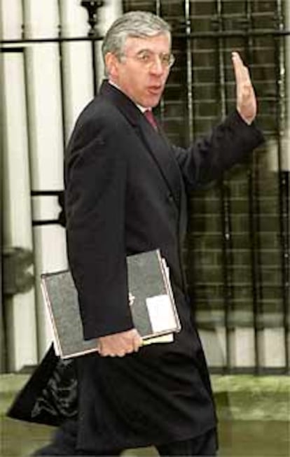 El ministro de Interior, Jack Straw, llega a Downing Street, en enro de 2000.