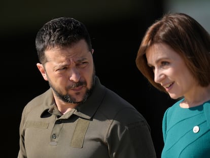 El presidente de Ucrania, Volodímir Zelenski, junto a la presidenta moldava, Maia Sandu, este jueves en el castillo de Mimi, en Bulboaca (Moldavia), en la cumbre de la Comunidad Política Europea.