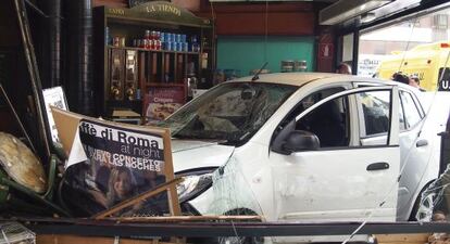 El coche que se ha empotrado en una cafetería de Castellón.