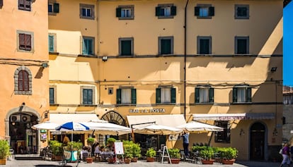 Uma praça do povo toscano de Cortona.