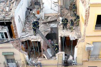 Los bomberos revisan y desescombran el edificio siniestrado en la calle de Francisco Ruiz, en el distrito de Usera.