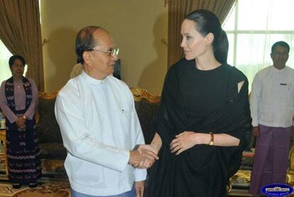 Angelina Jolie junto al presidente del país Thein Sein durante su encuentro.