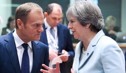 Donald Tusk habla con Theresa May durante la cumbre de la UE con los pa&iacute;ses de la Asociaci&oacute;n Oriental.
