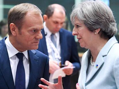 Donald Tusk habla con Theresa May durante la cumbre de la UE con los pa&iacute;ses de la Asociaci&oacute;n Oriental.