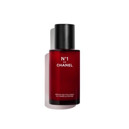 El sérum Nº1 de Chanel consigue con el extracto de camelia roja revitalizar la piel y corregir la aparición de los signos de la edad.