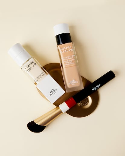'Primer' Plein Air Base Perfectrice, fondo de maquillaje Plein Air Fond de Teint Soin Mat Lumineux, brocha y bandeja, todo de HERMÈS.