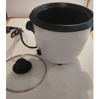 Arrocera en la mesa de una cocina
