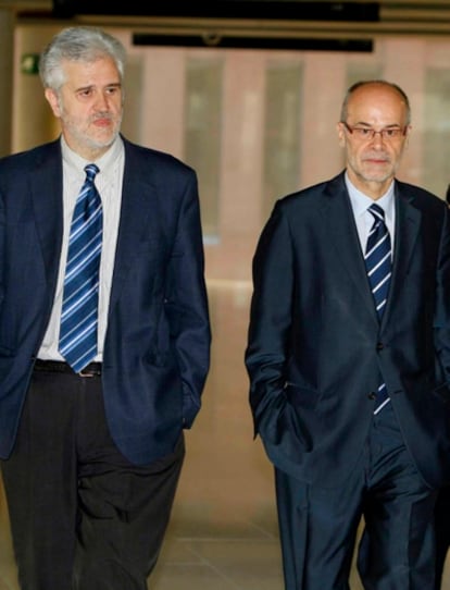 El consejero de Economía, Antoni Castells, entrando en la Ciudad de la Justicia de Barcelona acompañado del secretario general de su Departamento, Martí Carnicer