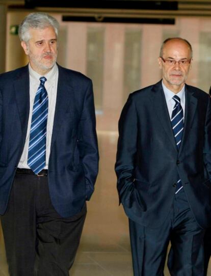 El consejero de Economía, Antoni Castells, entrando en la Ciudad de la Justicia de Barcelona acompañado del secretario general de su Departamento, Martí Carnicer