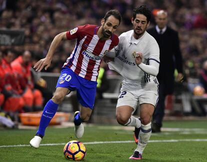 Juanfran (izquierda) denfesa del Real Madrid es presionado por Isco del Real Madrid.