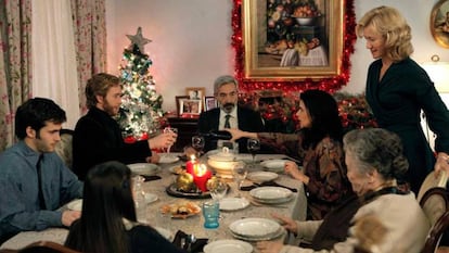 En Navidad siempre hemos comido como si envidiáramos la barriga de Papá Noel. En la la imagen, la familia Alcántara ('Cuéntame') se prepara para la cena de Nochebuena.