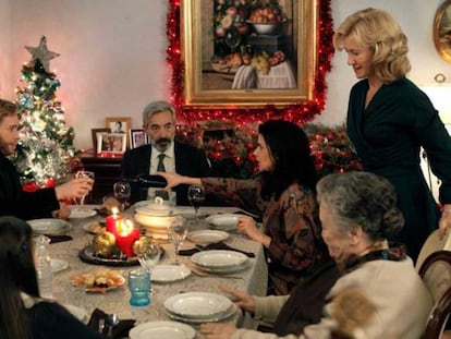 En Navidad siempre hemos comido como si envidiáramos la barriga de Papá Noel. En la la imagen, la familia Alcántara ('Cuéntame') se prepara para la cena de Nochebuena.