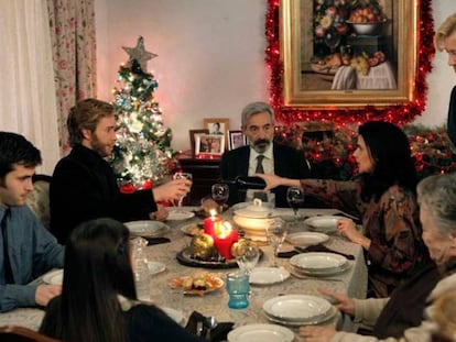 La familia Alcántara se sienta a la mesa en Nochebuena en la serie 'Cuéntame'.