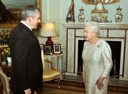 Gordon Brown junto con la reina Isabel II