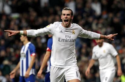 Un Bale exultante festeja el tanto que completó su triplete.