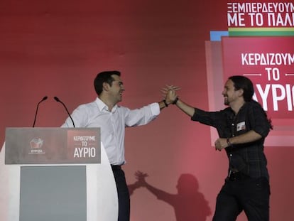 Tsipras i Iglesias se saluden al míting.