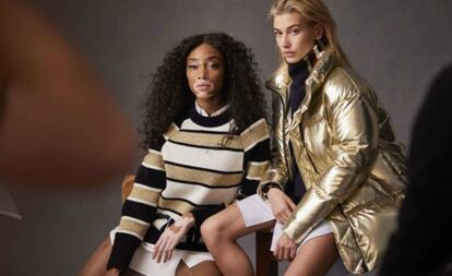 Winnie Harlow y Hailey Baldwin posan para Tommy Hilfiger.