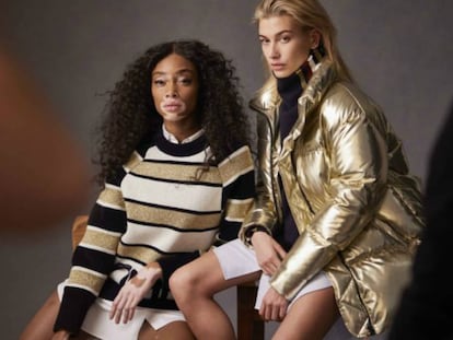 Winnie Harlow y Hailey Baldwin posan para Tommy Hilfiger.