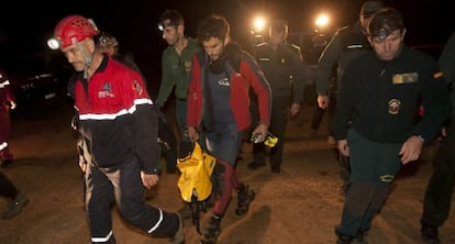 Los bomberos de Alicante trabajan en el rescate.