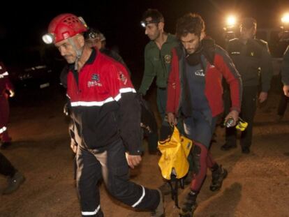 Los bomberos de Alicante trabajan en el rescate.