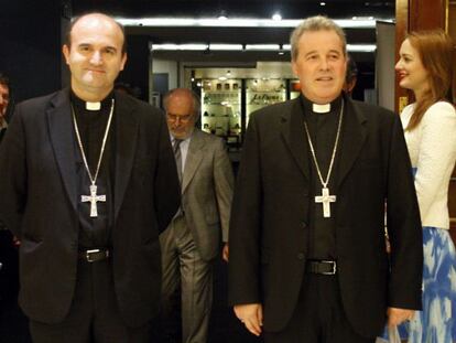 Los obispos de San Sebastián, José Ignacio Munilla (a la izquierda), y de Bilbao, Mario Iceta, poco antes de que el primero ofreciera una conferencia en la capital vizcaína.