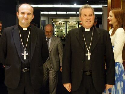 Los obispos de San Sebastián, José Ignacio Munilla (a la izquierda), y de Bilbao, Mario Iceta, poco antes de que el primero ofreciera una conferencia en la capital vizcaína.