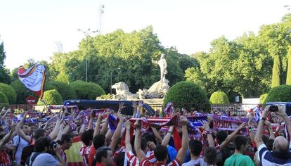 Miles de aficionados del Atlético celebran la Liga en Neptuno.