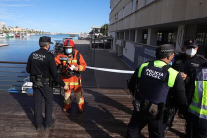 Policía y bomberos se han desplazado al puerto de Gandia para atajar una fuga de amoniaco ocurrida este lunes en una fábrica de hielo.