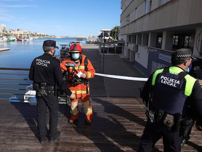 Policía y bomberos se han desplazado al puerto de Gandia para atajar una fuga de amoniaco ocurrida este lunes en una fábrica de hielo.