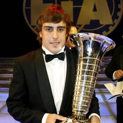 Fernando Alonso, bicampeón mundial de F-1, exhibe su foto