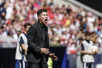 Simeone, durante el partido ante el Eibar.