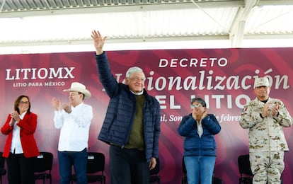 López Obrador tras firmar el decreto de nacionalización del litio en Bacadéhuachi (Estado de Sonora), en abril de 2022.