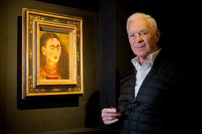 Eduardo Costantini posa junto a la joya de su coleccin, 'Diego y yo' de Frida Kahlo, en el Malba.