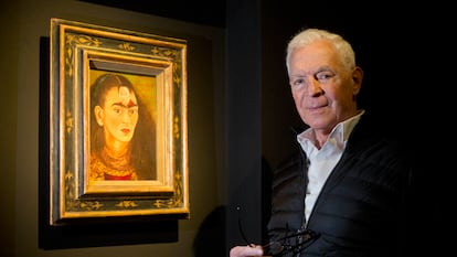 Eduardo Costantini posa junto a la joya de su colección, 'Diego y yo' de Frida Kahlo, en el Malba.