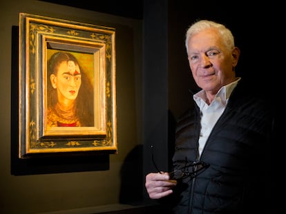 Eduardo Costantini posa junto a la joya de su colección, 'Diego y yo' de Frida Kahlo, en el Malba.