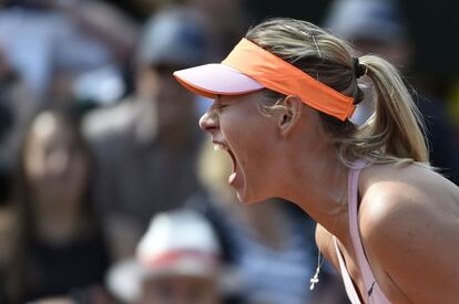 La tenista rusa Maria Sharapova grita tras conseguir un punto durante la semifinal contra la canadiense Eugenie Bouchard en el torneo Roland Garros, en París.