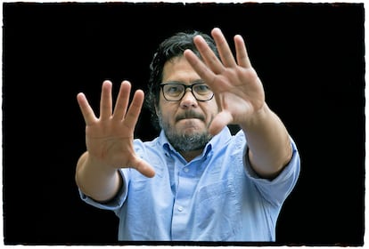 El poeta tico Luis Chaves Campos muestra sus manos a la lente de Mordzinski. 