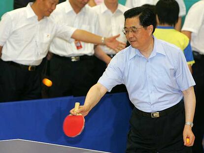 El presidente chino Hu Jintao juega al ping-pong, ayer en Hong Kong.