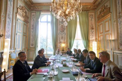 Sarkozy, segundo por la izquierda, durante la reunión de su Gobierno ayer en París.