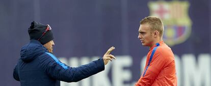 Luis Enrique charla con Cillessen en una sesión de este año.