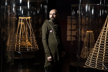 Eloy Fernández Porta a la sala "el cos vestit" del Disseny Hub Barcelona