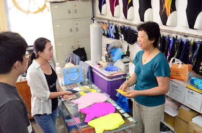 Zhang Shifan ideó los 'facekinis' como protección para las picaduras de las medusas. Hoy son muchos quienes los utilizan para protegerse del sol, y ella ha abierto tres tiendas en la principal plataforma de compra 'online' de China.