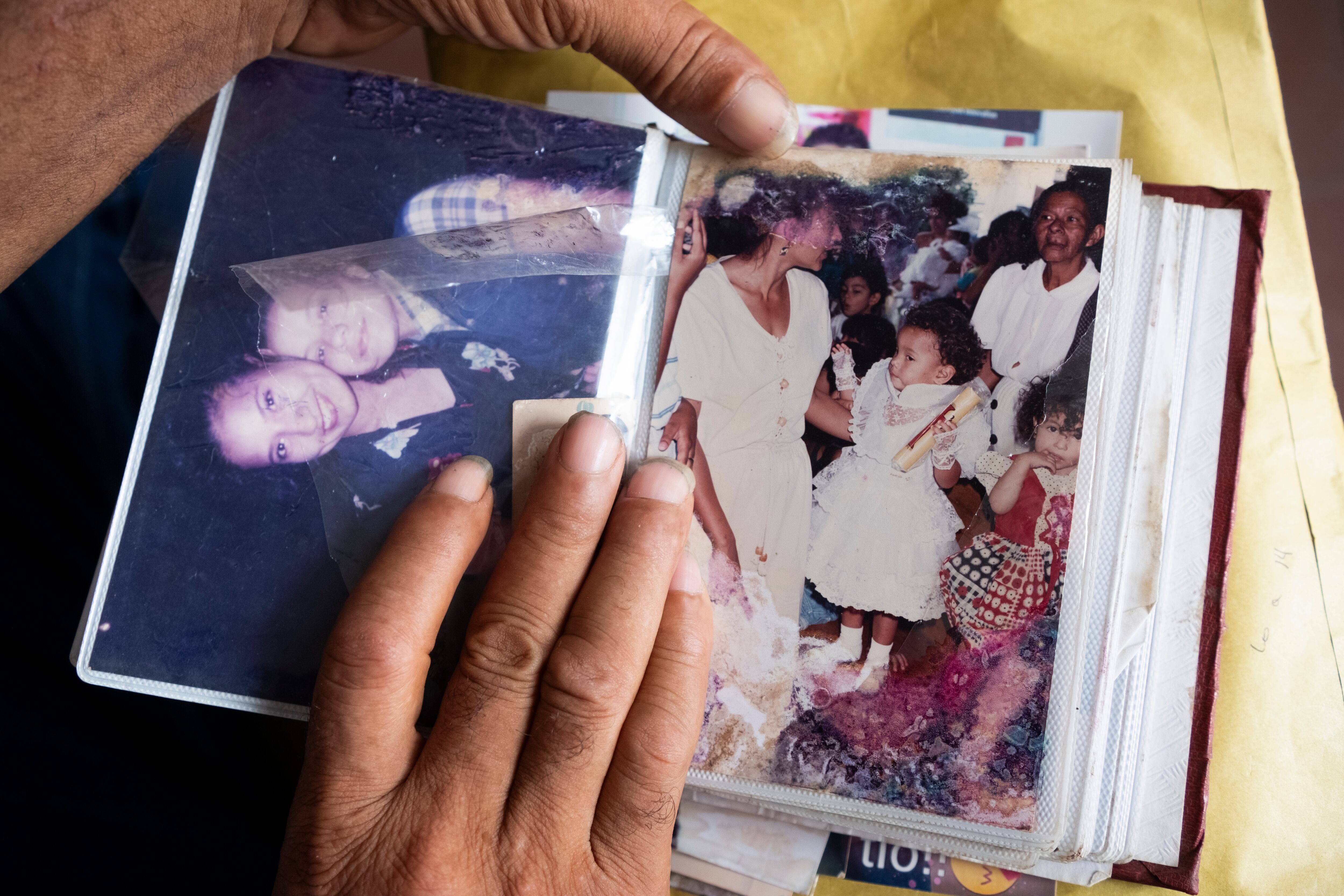 Fotografías de Stefanny Barranco en un álbum familiar, mostradas por su padre.