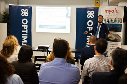 Juan Álvarez, asesor financiero de Optima, durante su ponencia en el centro T-doy la luna, en Madrid.
