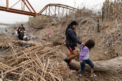 Migrantes menores de edad, de Irapuato (México), rodean el alambre de púas para entrar a los EE UU, este jueves en Eagle Pass.
