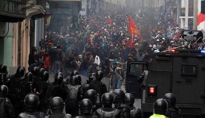 Manifestantes e policiais, durante o protesto em Quito.