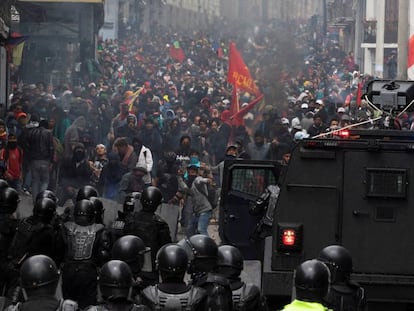 Manifestantes e policiais, durante o protesto em Quito.